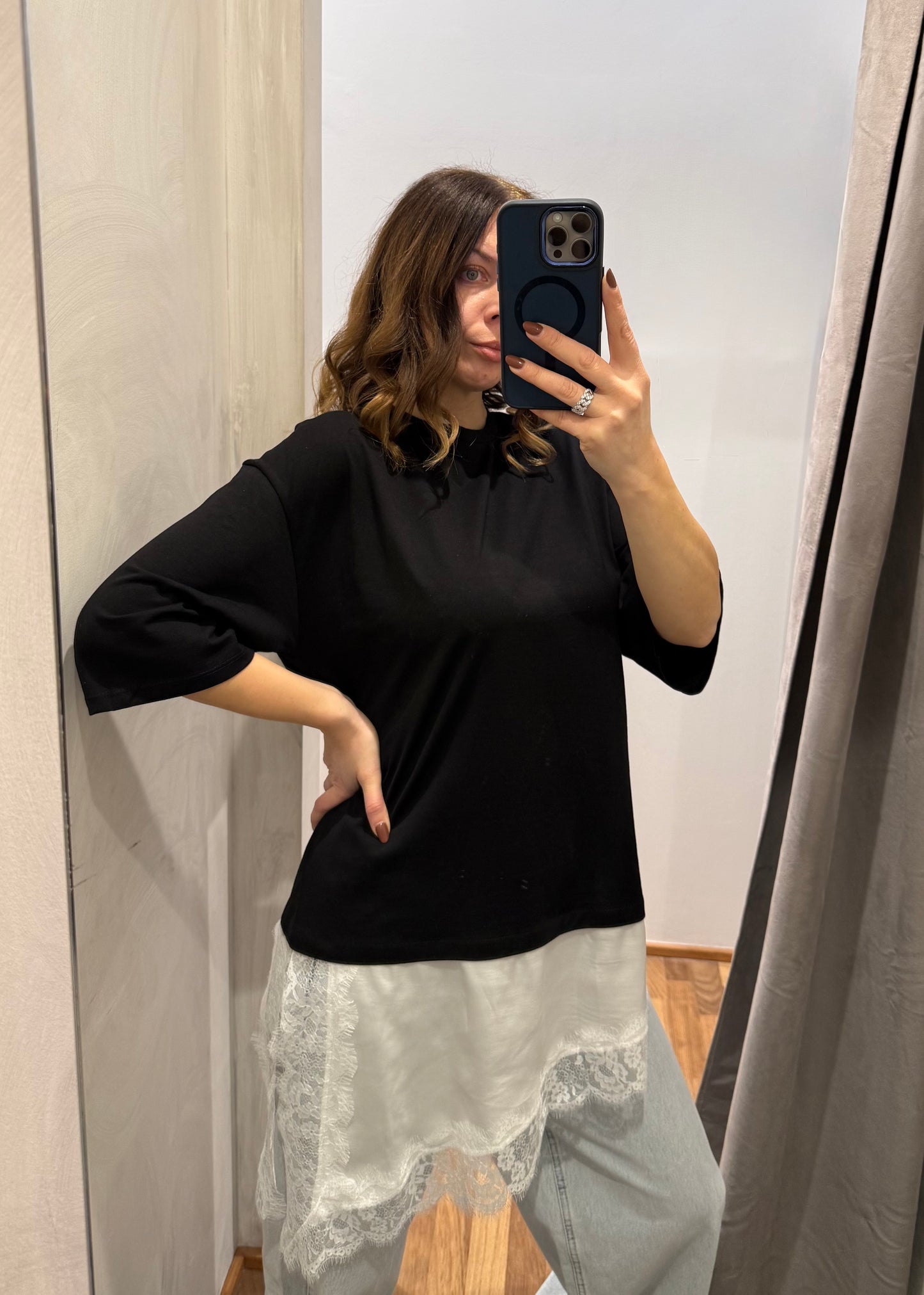 T-shirt Nera Asimmetrica con Pizzo - SUSY MIX