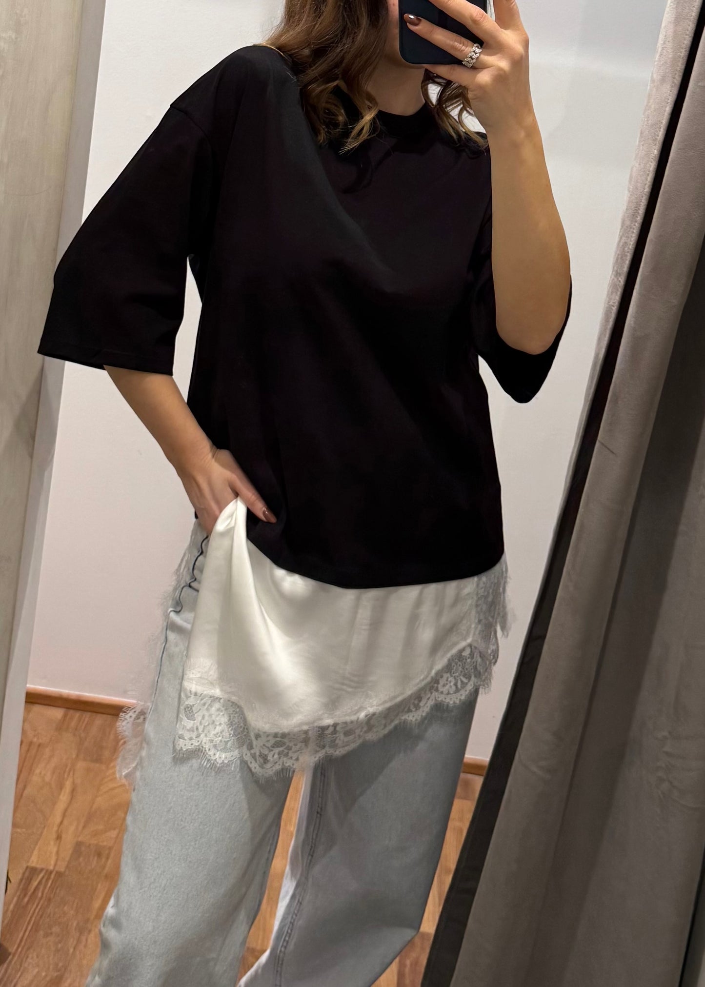 T-shirt Nera Asimmetrica con Pizzo - SUSY MIX