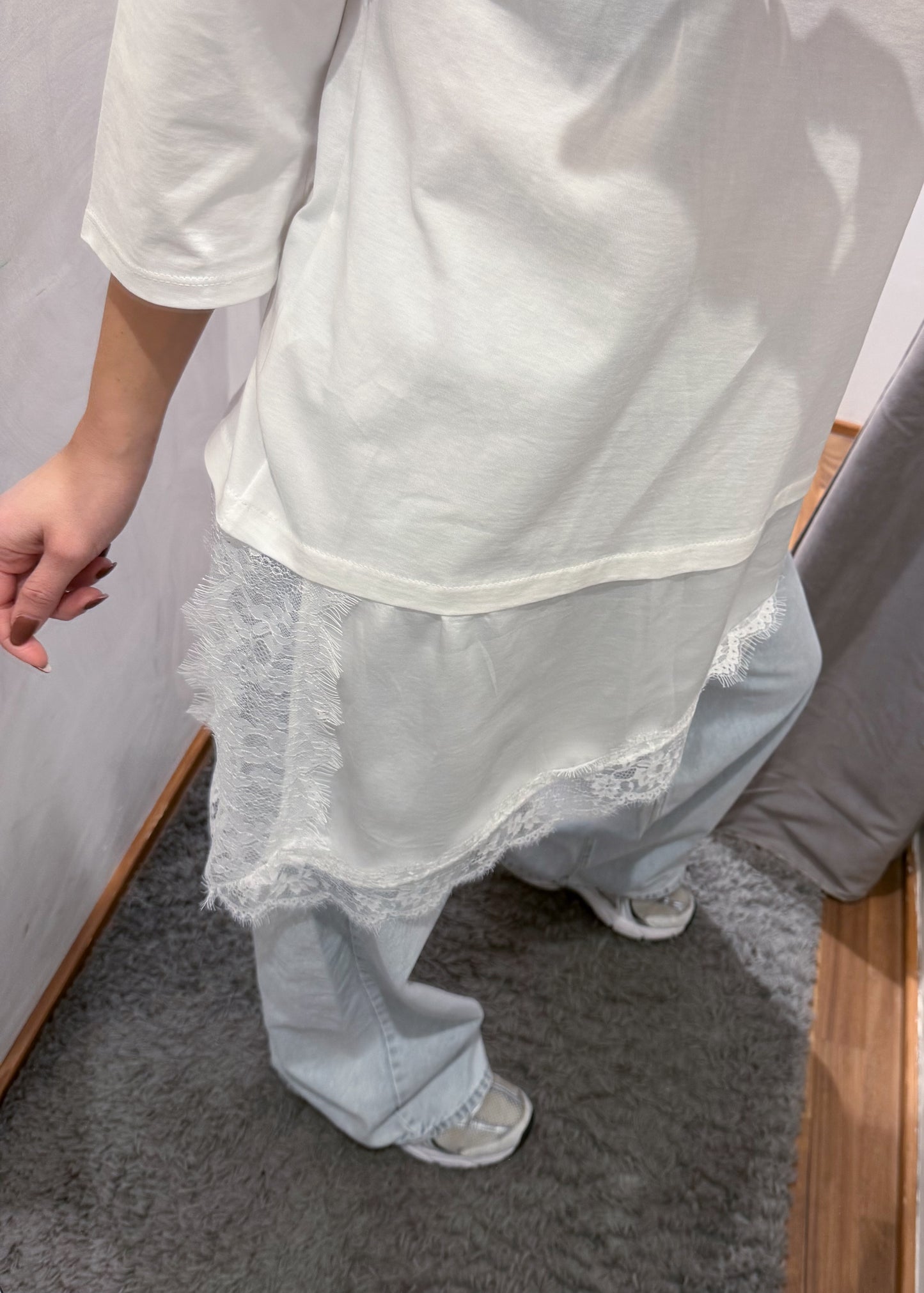 T-shirt Bianca Asimmetrica con Pizzo - SUSY MIX - MARYGIÒ