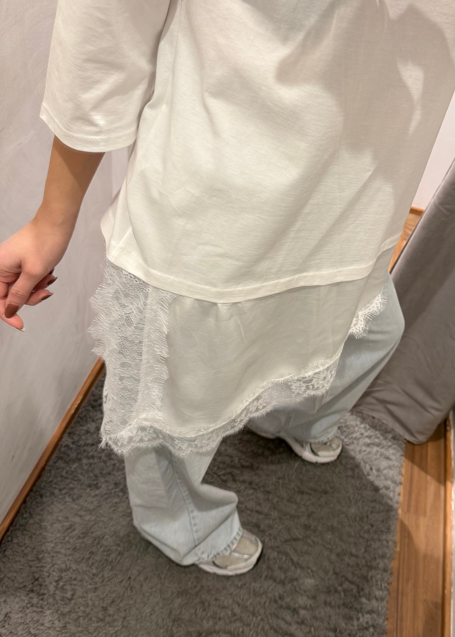 T-shirt Bianca Asimmetrica con Pizzo - SUSY MIX